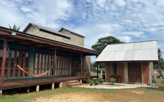 Rembulan Escape - The Container House