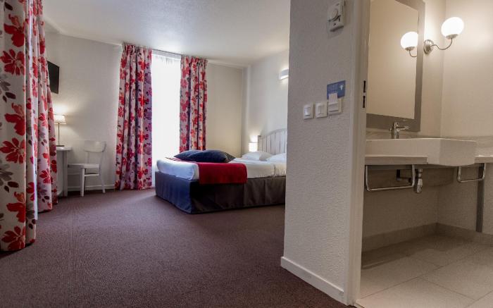 CAMPANILE VAL DE France