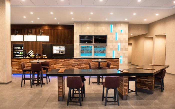 Courtyard Mesa at Wrigleyville West