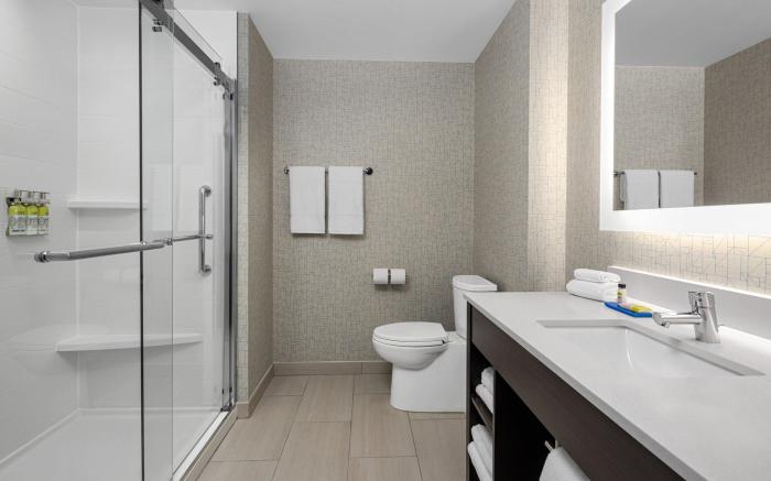 Holiday Inn Express & Suites Woodside LaGuardia Airport By IHG