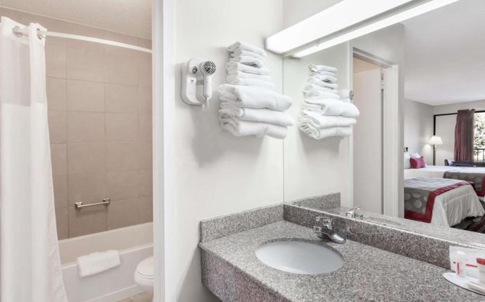 Travelodge by Wyndham Clarksville