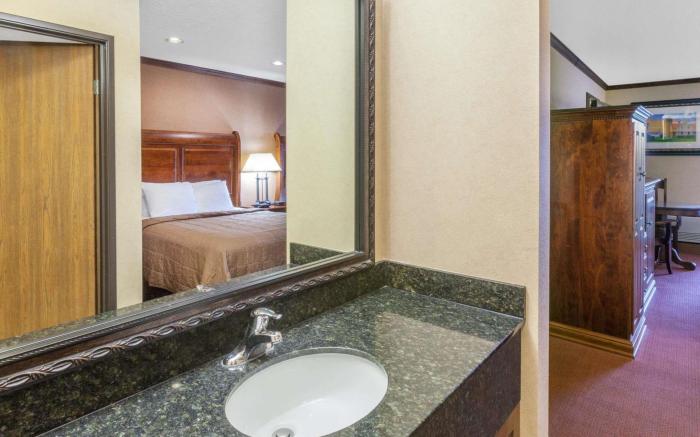 Ramada by Wyndham Mackinaw City Waterfront