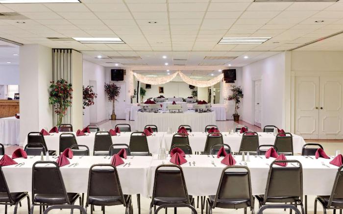 Ramada by Wyndham Richland Center