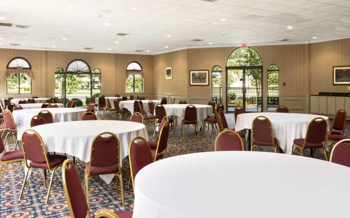 Cottonwood Suites Savannah Hotel & Conference Center