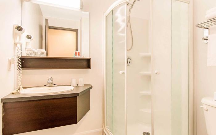 Econo Lodge Inn & Suites