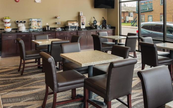 Cobblestone Hotel & Suites - Little Chute