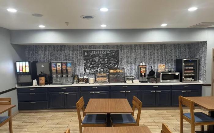 AmericInn by Wyndham Galesburg