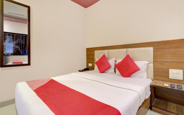 OYO 77793 Hotel Gold West Inn