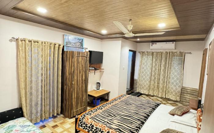 Shri Ganesh Hotel-Only Family & Couples