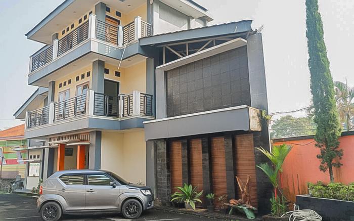 RedDoorz Plus @ Cibogo Puncak 3