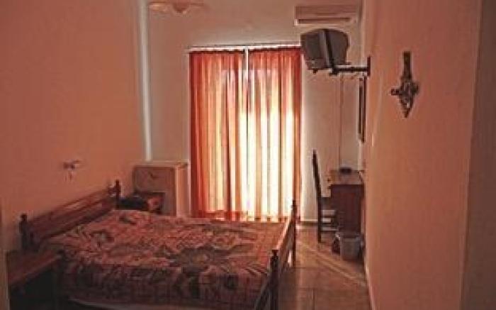 Armadoros Hotel / Ios Backpackers