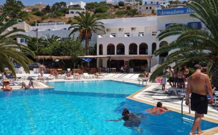 Armadoros Hotel / Ios Backpackers