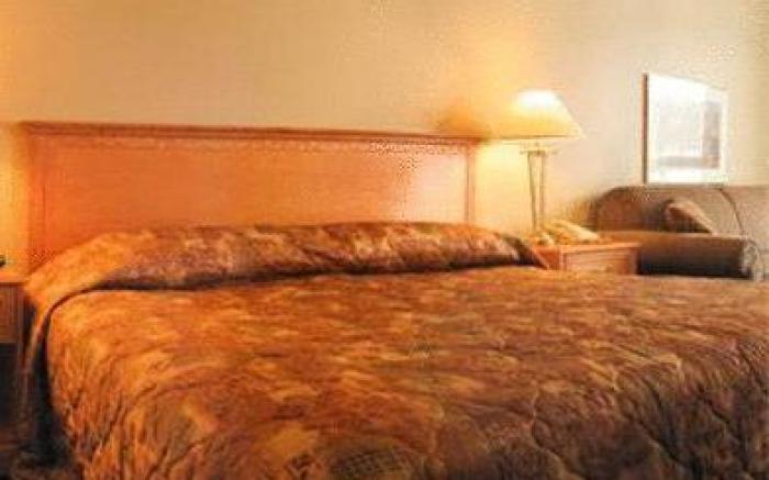 Colonial Square Inn & Suites