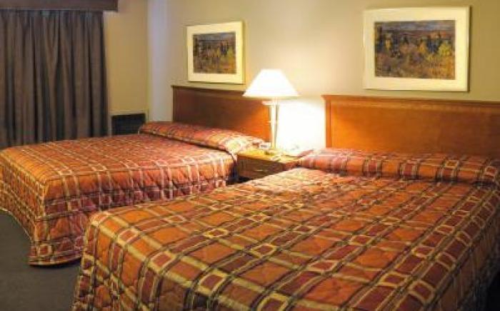 Colonial Square Inn & Suites