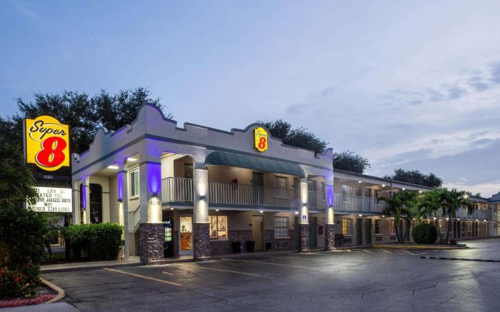 Super 8 By Wyndham Bradenton Sarasota Area