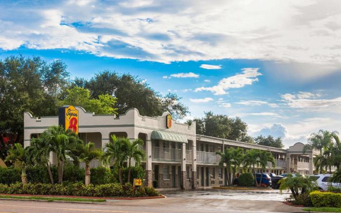 Super 8 By Wyndham Bradenton Sarasota Area
