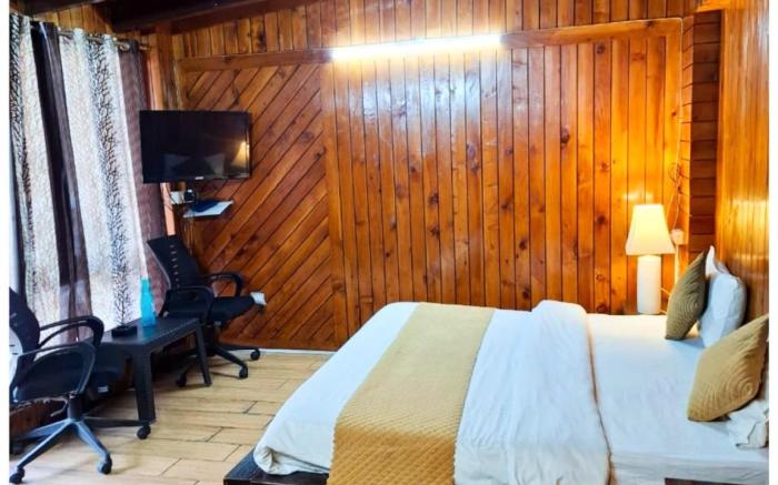 Goroomgo You & Me Nainital Near Mall Road with WIFI - Parking Available