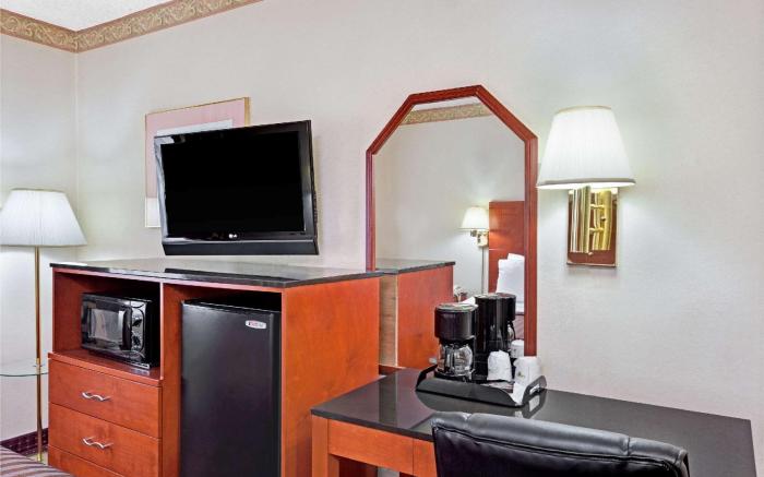 Travelodge by Wyndham Burbank-Glendale