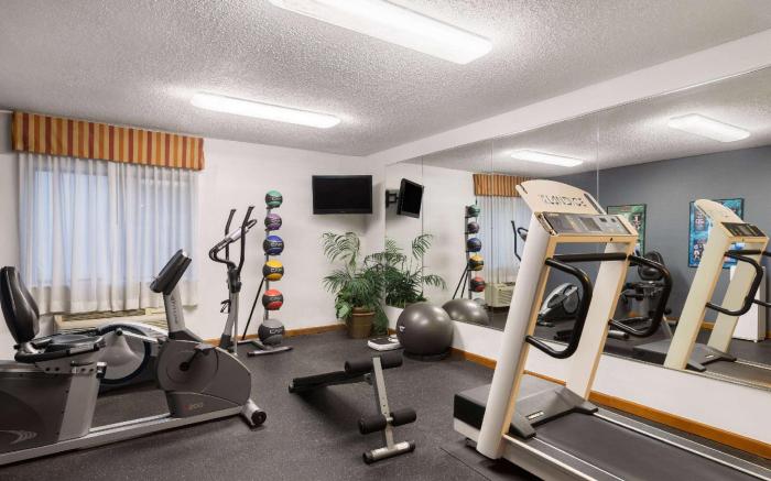 Days Inn and Suites by Wyndham Kansas City South