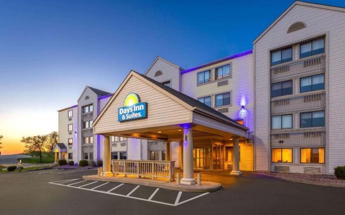 Days Inn and Suites by Wyndham Kansas City South