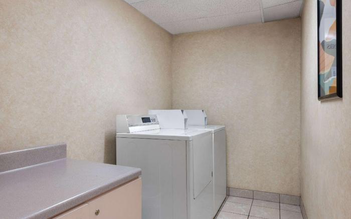 Days Inn and Suites by Wyndham Kansas City South