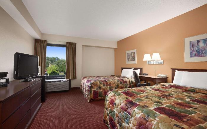 Days Inn & Suites by Wyndham Cedar Rapids