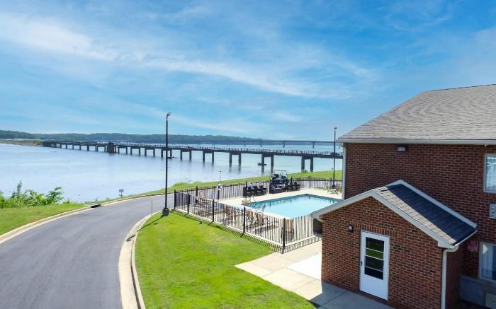 Clarion Pointe on the lake Clarksville-South Hill West