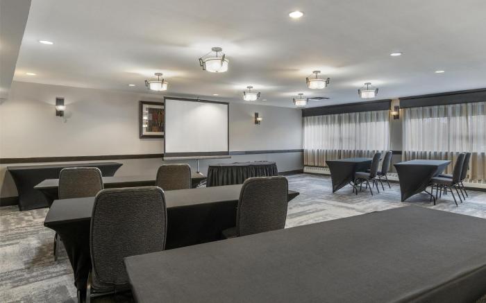 Best Western Plus Chocolate Lake Hotel