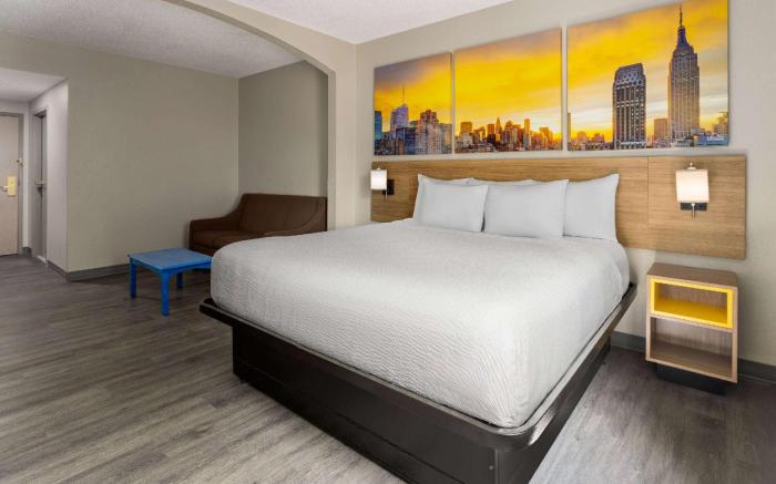 Days Inn & Suites by Wyndham Albany