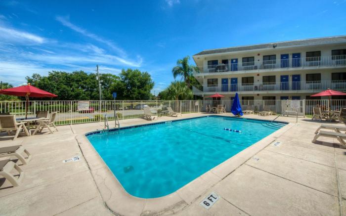 Motel 6 Bradenton, FL