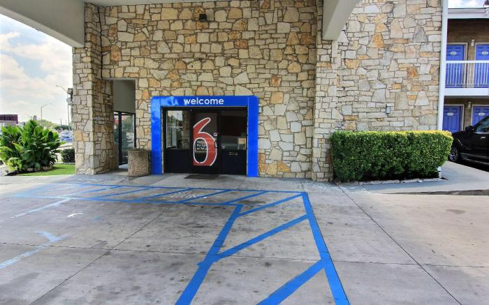 Motel6 Austin, TX - Central Downtown UT