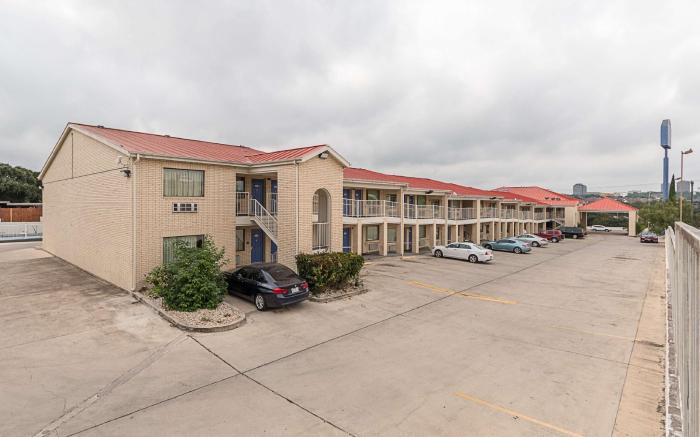 Motel 6 San Antonio, TX - Fiesta Trails