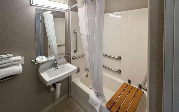 Motel 6 Glenview, IL - Chicago North