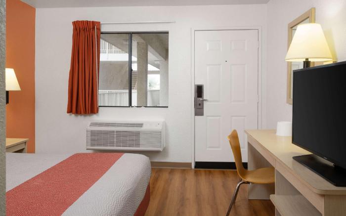 Motel 6 Buena Park, CA - Knotts Berry Farm - Disneyland