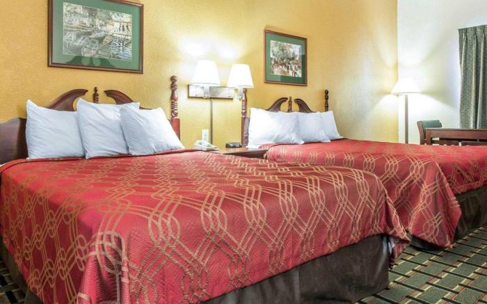 Econo Lodge Inn & Suites