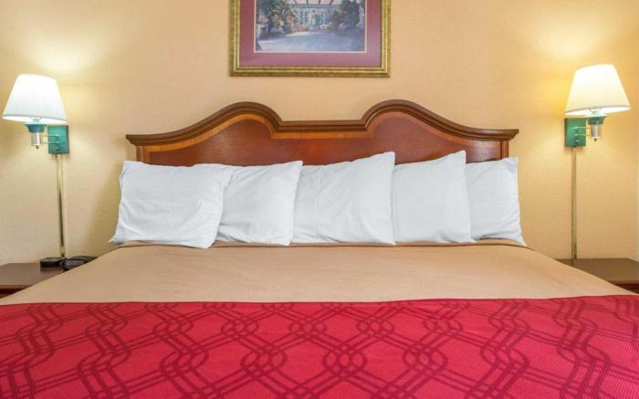Econo Lodge  Inn & Suites