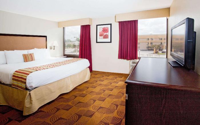 La Quinta Inn & Suites by Wyndham Memphis Airport Graceland