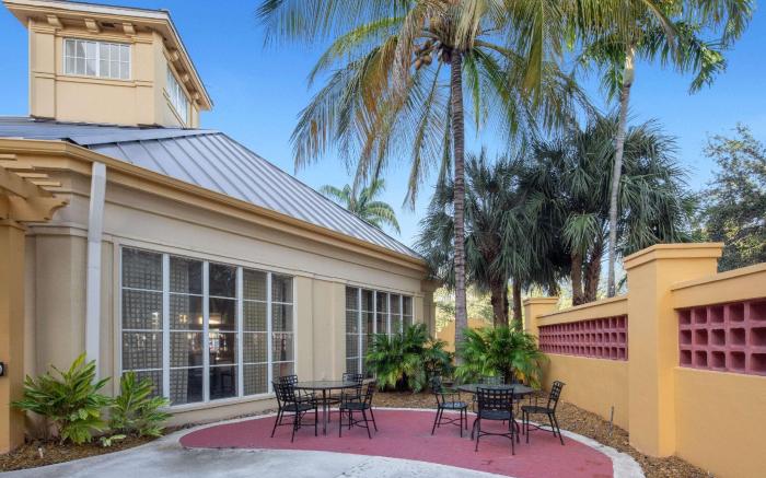 La Quinta Inn & Suites by Wyndham Miami Airport West