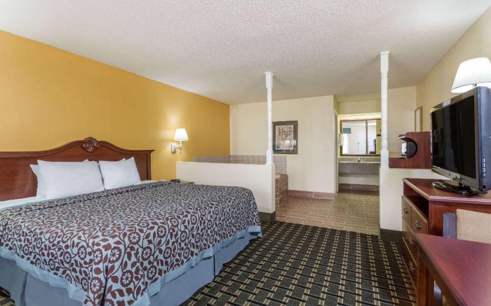 Days Inn & Suites by Wyndham Warner Robins Near Robins AFB