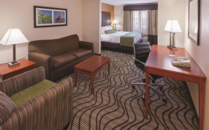 La Quinta Inn & Suites by Wyndham Midwest City - Tinker AFB