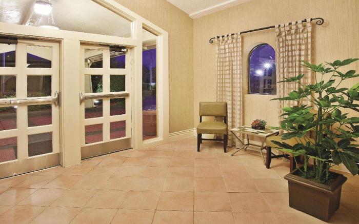 Howard Johnson by Wyndham Columbus Fort Moore