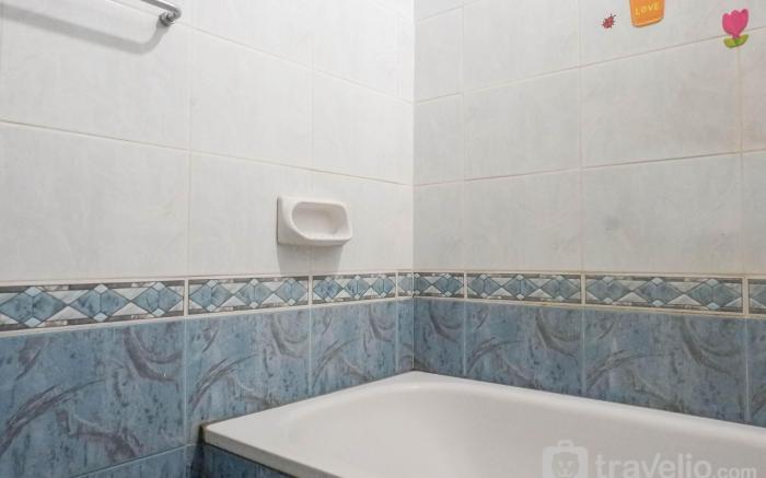 Spacious Classic 1BR Apartment at Taman Beverly By Travelio