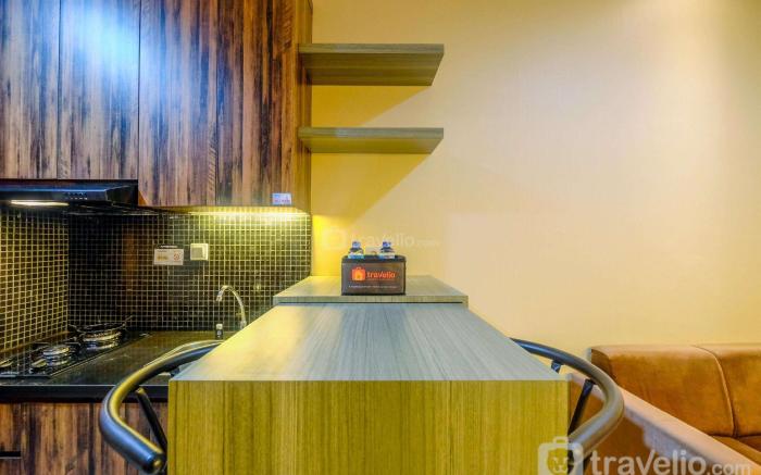 Fully Furnished Apartment with Comfortable Design 1BR Woodland Park Residence By Travelio