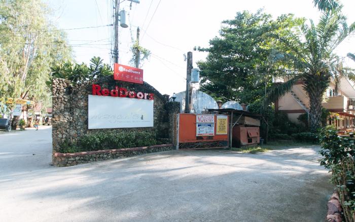 RedDoorz Hostel @ Megans Paradisio Beach Resort