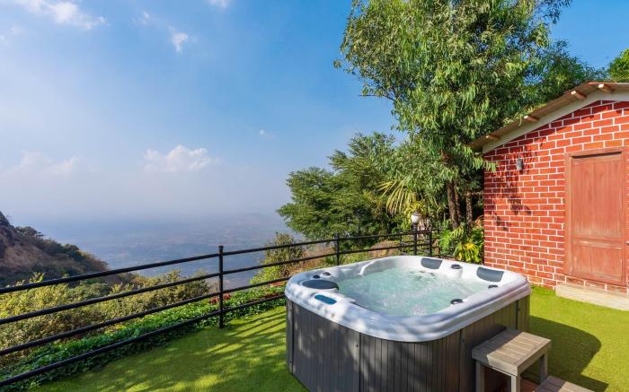 StayVista's Ora Indulgent Living - Valley-View, Couple-Friendly Villa with Outdoor Jacuzzi - Romanti