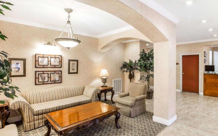 Econo Lodge  Inn & Suites