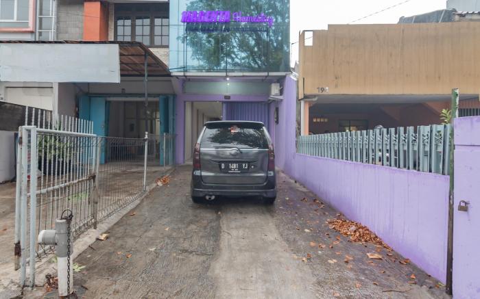 RedDoorz near Trans Studio Bandung 3