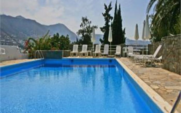 Akrotiri Hotel