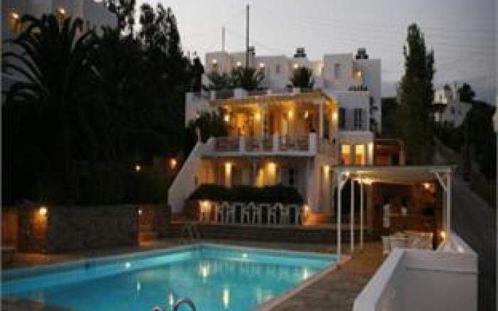 Akrotiri Hotel