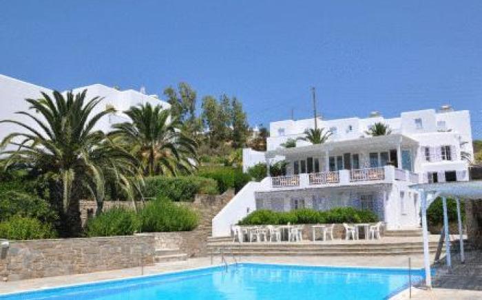 Akrotiri Hotel